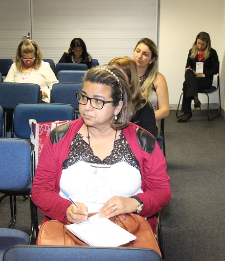 A secretária de Educação da cidade de Aricanduva (Jequitinhonha), Eleozina Farnezi, disse que achou a palestra excelente e se mostrou otimista com “essa parceria do Tribunal junto ao Poder Executivo” para melhorar a Educação (Foto: Karina Camargos Coutinho)